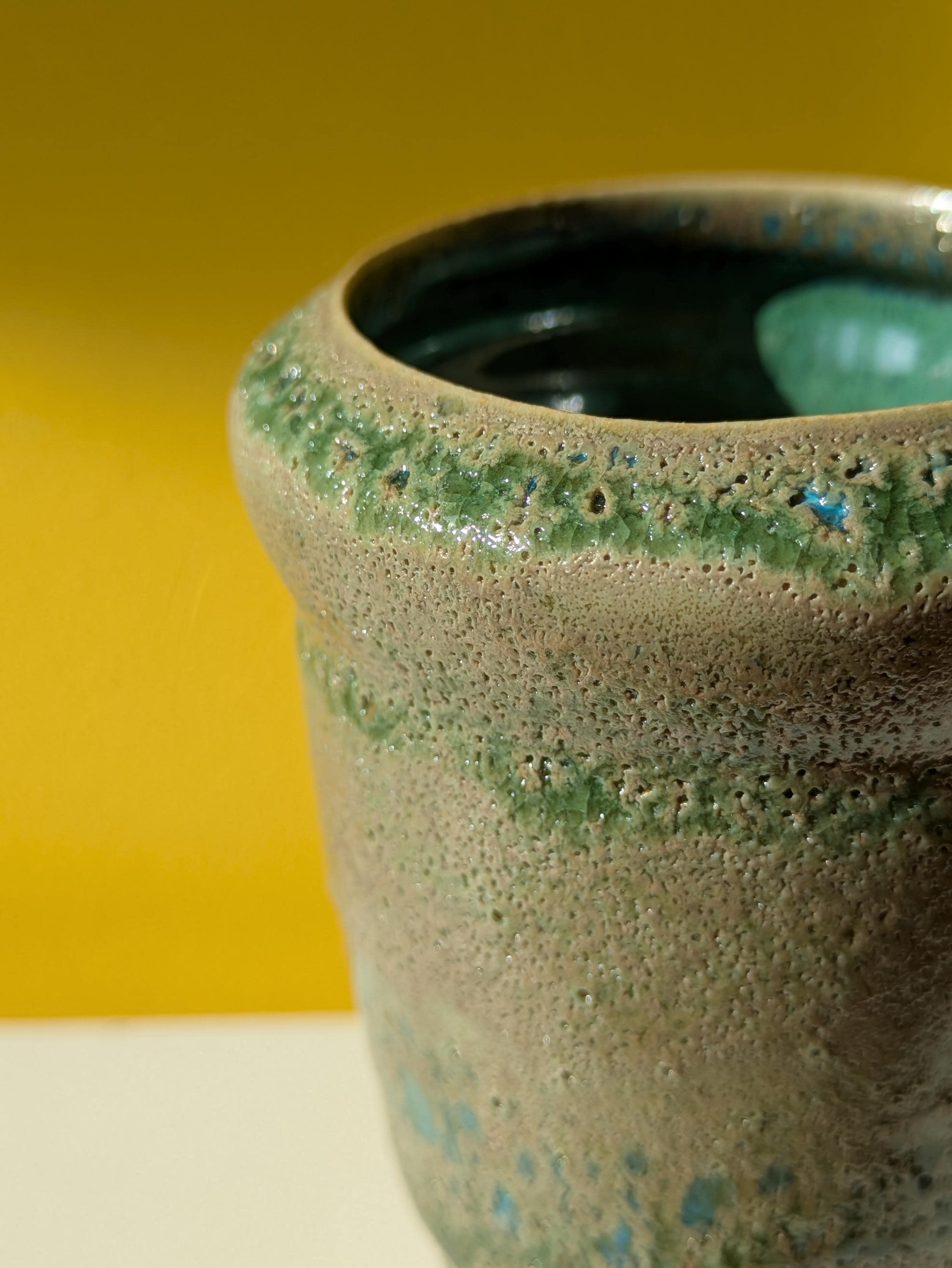 上質な手作り陶器の花瓶 – 小さな花瓶 12.5×8cm – 緑の色合いの釉薬