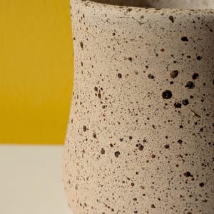 Ceramic Vase Light Green – Handmade – Unique Piece with Dripping Glaze, Drop Detail – 21 cm Tall – Modern Flower Vase – Gift Idea