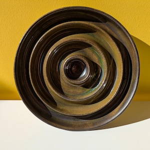 Ceramic Slow Feeder for Cats & Small Dogs – Handmade Bowl in Seaweed Green on Grey Clay – For Relaxed Eating – Ø 18,5cm - Gift for PetOwners