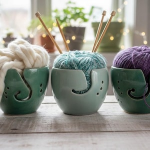 Ciotola di lana in ceramica unica | Fatta a mano con una smaltatura accattivante | Ciotola per filati per lavorare a maglia e all'uncinetto | Regalo per persone creative | Festa della mamma