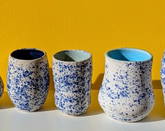 デルフトブルーにインスパイアされた白と青の小さな花瓶 - 手作りの
