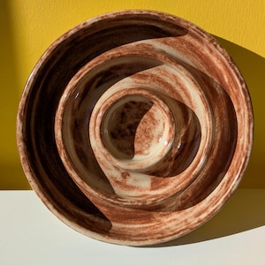 Ceramic Slow Feeder for Cats & Small Dogs – Handmade Bowl in Beige and Red-Brown on a Caramel coloured Clay – For Relaxed Eating – Ø 16,5cm