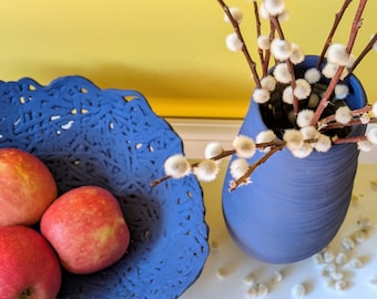 Handgefertigte Skulpturale Keramikschale in Yves-Klein-Blau – Kunstobjekt, Designschale, Unikat, modern, exklusiv – Geschenk – matt blau