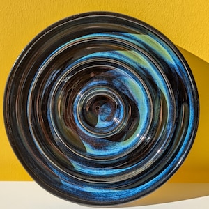 Ceramic Slow Feeder for Cats & Small Dogs – Handmade Bowl in Blue, Black, Green on Grey Clay – For Relaxed Eating – Ø 19cm - Gift Pet Owners