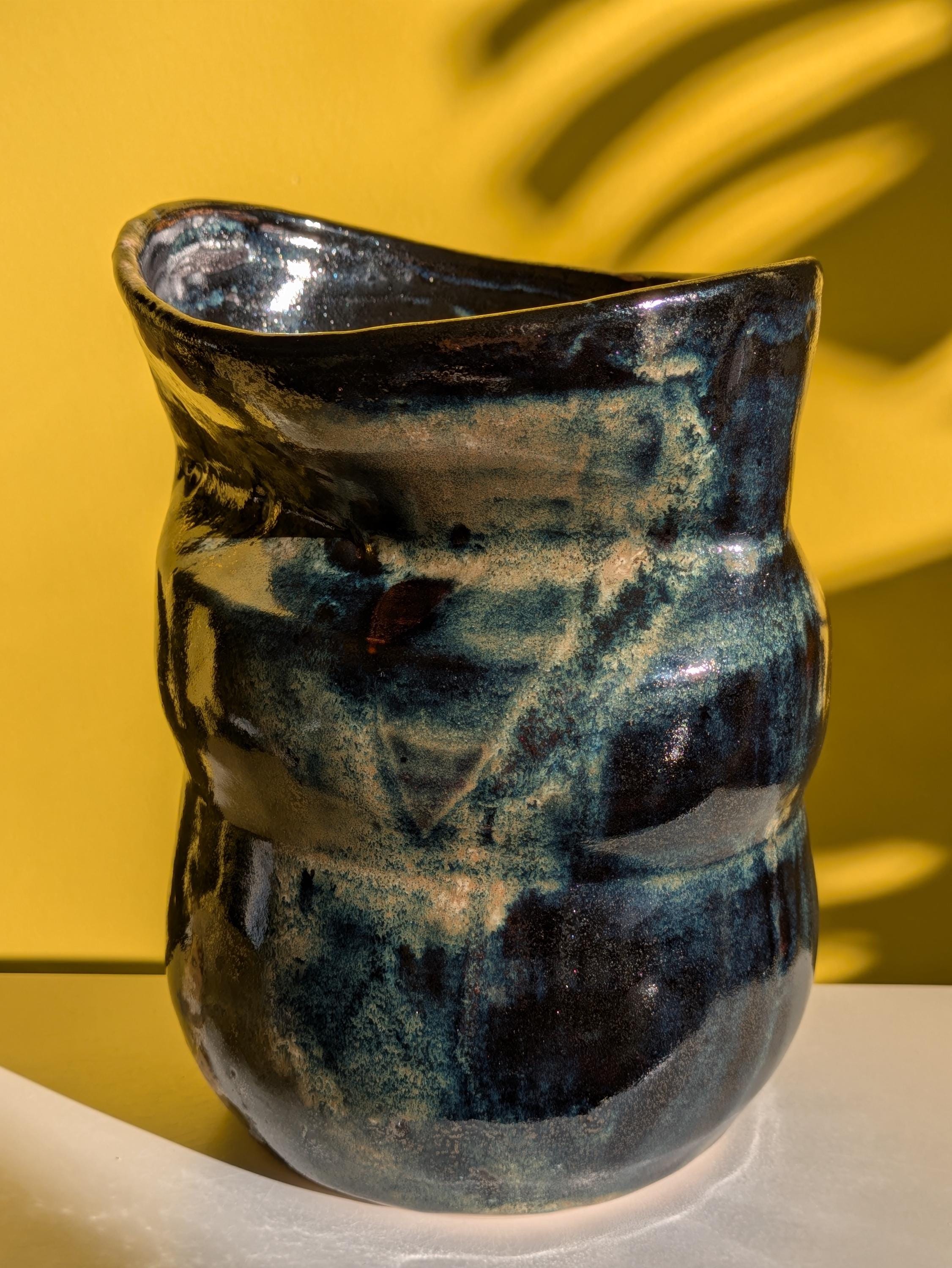 青色の陶器花瓶 釉薬 手作り陶器花瓶 No. 71 – 深い青と黒 – 光沢のある釉薬 – ストーン