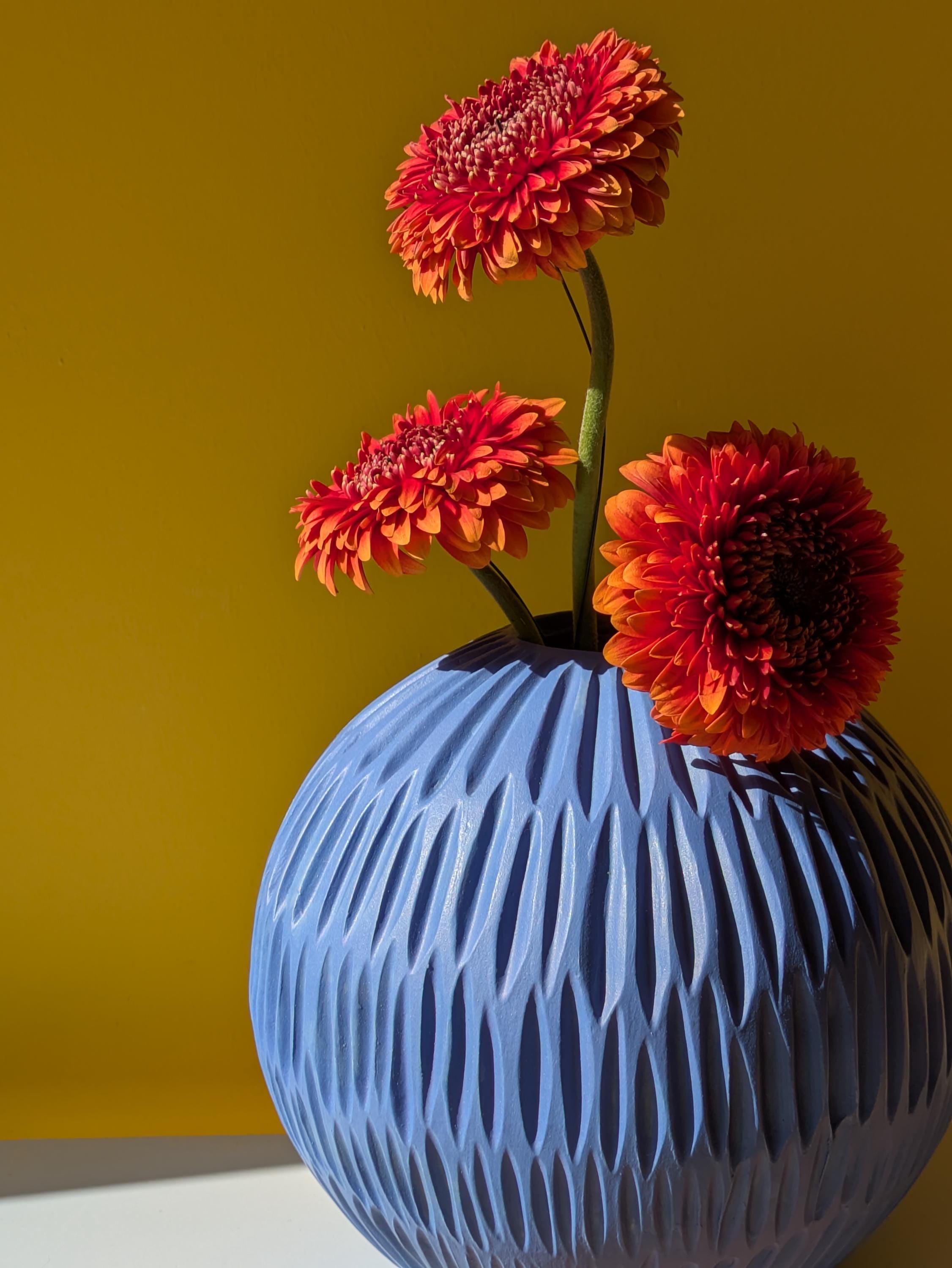 丸型陶器花瓶、マットブルー | ハンドメイドのユニークな作品