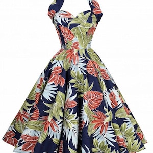Op de afbeelding: Marineblauwe halterjurk met een wijde rok, versierd met een tropisch bladerpatroon in rood, groen en wit. De jurk heeft een sweetheart halslijn en een vintage silhouet, geschikt voor een zomerse gelegenheid.