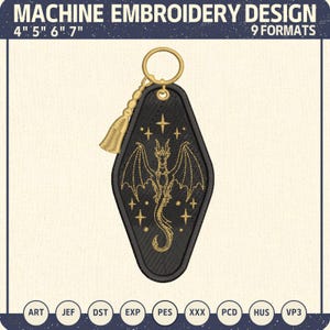 Puede incluir: Un diseño de bordado a máquina con un llavero negro en forma de diamante estilo motel con un motivo de dragón y estrellas doradas. El texto dice MACHINE EMBROIDERY DESIGN 4" 5" 6" 7" 9 FORMATS. Incluye una argolla y borla doradas.