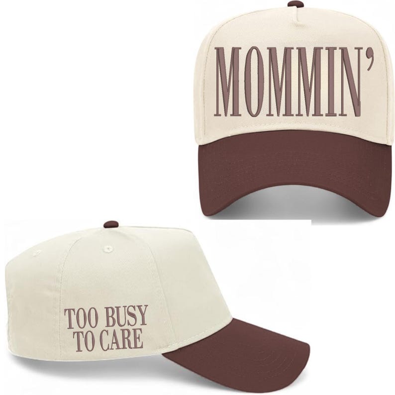 Pode incluir: Bon&eacute; de beisebol creme com aba marrom. O bon&eacute; apresenta a palavra "MOMMIN'" em letras marrons na frente e "TOO BUSY TO CARE" na lateral.