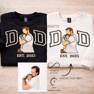 Puede incluir: Sudaderas negras y crema con la palabra "DAD" en una fuente universitaria, con una imagen bordada de un padre sosteniendo a un bebé. El texto "EST. 2025" está debajo de la imagen. La imagen también incluye una foto e iconos.
