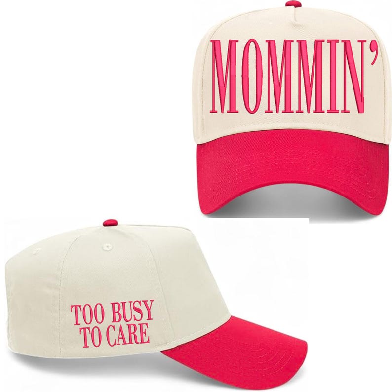 Pode incluir: Bon&eacute; de beisebol creme e vermelho. A frente do bon&eacute; apresenta a palavra "MOMMIN'" em letras rosa. A lateral do bon&eacute; tem a frase "TOO BUSY TO CARE" em rosa.