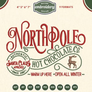 Può includere: Un disegno per ricamo con le parole "North Pole Hot Chocolate Co." in rosso e verde. Il disegno include una renna, il testo "Authentic Santa Claus Approved Since 1987" e le frasi "Warm Up Here" e "Open All Winter."