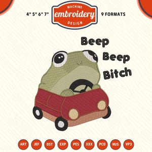 Könnte beinhalten: Maschinenstickdesign mit einem Cartoon-Frosch, der ein rotes Auto fährt. Der Frosch ist grün mit großen Augen und einem schwarzen Lenkrad. Der Text lautet "Beep Beep Bitch". Erhältlich in 9 Formaten und Größen 10 cm, 13 cm, 15 cm und 18 cm.