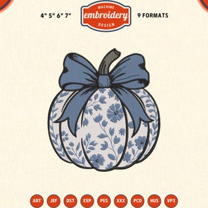 Può includere: Design per ricamo a macchina di una zucca con fiocco blu e motivo floreale. Il design è disponibile in 9 formati e dimensioni di 10 cm, 13 cm, 15 cm e 18 cm. Il design include il testo "MACHINE embroidery DESIGN".