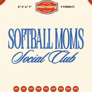 Op de afbeelding: Een blauw borduurontwerp met de tekst "SOFTBALL MOMS Social Club". Het ontwerp bevat de tekst "MACHINE embroidery DESIGN" en is beschikbaar in 9 formaten. Beschikbaar in de maten 10,16cm, 12,7cm, 15,24cm en 17,78cm.