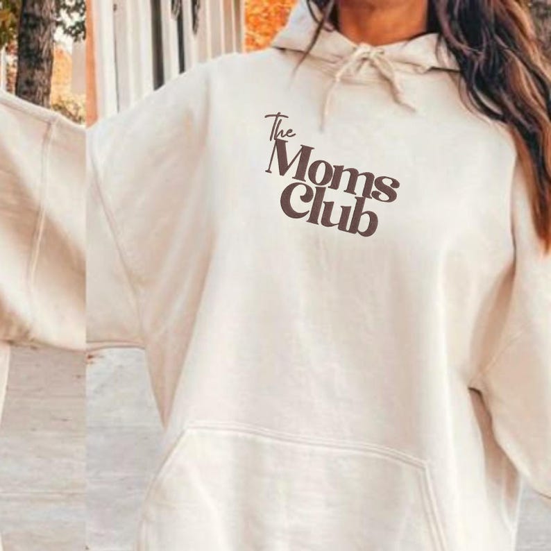 Peut inclure: Sweat &agrave; capuche cr&egrave;me avec cordon de serrage et poche avant. Le texte "The Moms Club" est imprim&eacute; en marron sur le devant. Le sweat-shirt est fait d'une mati&egrave;re douce.