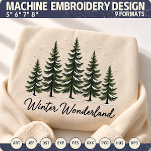 Könnte beinhalten: Ein Maschinenstickmuster mit fünf grünen Tannenbäumen mit weißem Schnee auf den Zweigen auf einem cremefarbenen Stoff. Der Text "Winter Wonderland" ist in schwarzer Schreibschrift unter den Bäumen eingestickt.