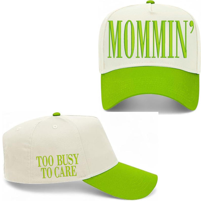 Pode incluir: Bon&eacute; de beisebol branco com aba e bot&atilde;o verdes. O bon&eacute; tem a palavra "MOMMIN'" em letras verdes na frente e "TOO BUSY TO CARE" na lateral.