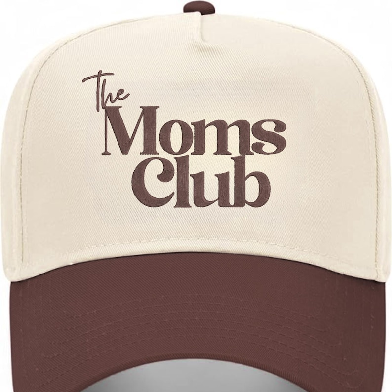 Peut inclure: Casquette de baseball beige et marron avec l'inscription "The Moms Club" en marron. La casquette a une visi&egrave;re incurv&eacute;e et un bouton sur le dessus. Un chapeau de style classique, adapt&eacute; aux tenues d&eacute;contract&eacute;es.