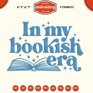 Op de afbeelding: Een borduurontwerp met de tekst "In my bookish era" in lichtblauw, met een illustratie van een open boek. Het ontwerp bevat de tekst "MACHINE embroidery DESIGN" en is beschikbaar in 9 formaten.