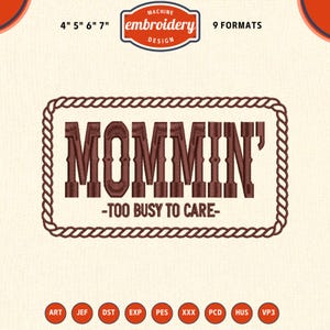 Könnte beinhalten: Maschinenstickdesign mit dem Wort "MOMMIN'" in brauner, westlicher Schriftart, innerhalb eines Rahmens im Seil-Stil. Darunter steht der Satz "-TOO BUSY TO CARE-". Das Design ist in 9 Formaten und verschiedenen Größen erhältlich.