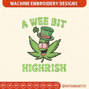 Può includere: Design per ricamo a macchina con una foglia di cannabis verde con un cappello da folletto e la scritta "A Wee Bit Highrish". Il design include un trifoglio ed è ambientato su uno sfondo color crema. Per ricamo a macchina.