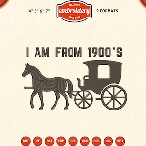 Op de afbeelding: Een borduurontwerp met een paard en wagen met de tekst "I AM FROM 1900'S". Het ontwerp bevat de tekst "MACHINE embroidery DESIGN" en is beschikbaar in 9 formaten. Beschikbare maten zijn 10 cm, 13 cm, 15 cm en 18 cm.