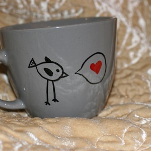 Taza personalizada con dibujo de pájaro, corazón, amor, taza divertida personalizada, regalo para amigo, observador de pájaros, San Valentín, burbuja de discurso, regalo de dibujos animados