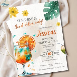 Könnte beinhalten: Sommer-Geburtstagseinladung mit Aquarellillustrationen. Die Einladung zeigt einen Cocktail, eine Orangenscheibe und ein tropisches Blatt. Der Text enthält "Sunshine & Good Vibes only!" und Details für Jessicas Party am 10. August 2025.