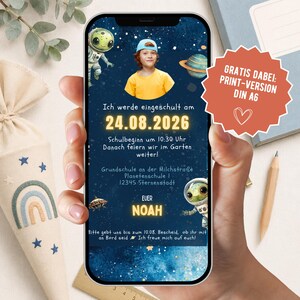 Könnte beinhalten: Eine digitale Einladung auf einem Smartphone-Bildschirm mit Weltraum-Motiv, zwei Cartoon-Astronauten, einem Planeten und einem Foto eines Kindes im gelben T-Shirt. Der Text enthält das Datum 24.08.2026, Schuldetails und den Namen Noah.
