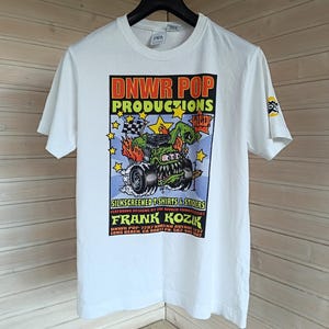 フランク・コジックのアーティストによる漫画ポスターのスクリーンプリント、DNWR POP ProductionsのZaraラベルのTシャツ、袖にロゴプリント、メンズM