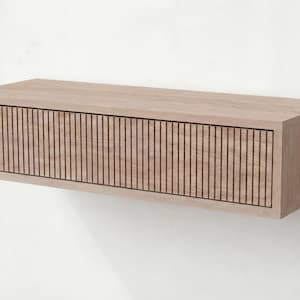 Könnte beinhalten: Ein hellbraunes, rechteckiges, schwebendes Wandregal. Die Vorderseite des Regals weist eine Reihe vertikaler, dunkelbrauner Linien auf. Das Regal ist aus Holz gefertigt und an einer weißen Wand befestigt. Modernes Design.