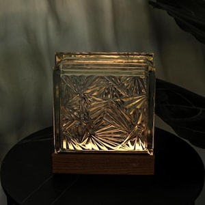 Lámpara de mesa moderna - Bloque de vidrio hecho a mano y base de madera maciza - Recargable por USB-C - Sensor de movimiento