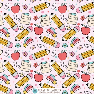 Peut inclure: Motif répétitif avec des éléments scolaires. Il présente des crayons jaunes, des pommes rouges, des trombones, des blocs-notes, des fleurs et des étoiles filantes arc-en-ciel sur un fond rose clair. Le texte en bas indique "SEAMLESS PATTERN 12x12 INCHES JPG 300 DPI".