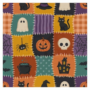 Op de afbeelding: Een patchwork stofpatroon met Halloween-motieven waaronder zwarte katten, geesten, pompoenen, schedels, spinnen, spinnenwebben, vleermuizen, een ketel en een spookhuis. De vierkanten worden gescheiden door witte stippellijnen die op stiksels lijken.