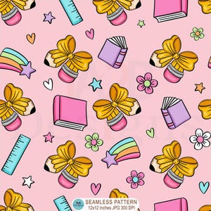 Könnte beinhalten: Nahtloses Muster auf rosa Hintergrund mit Illustrationen zum Thema Schule. Enthält Bleistifte mit gelben Schleifen, Bücher, Lineale, Sternschnuppen, Herzen, Blumen und Sterne.