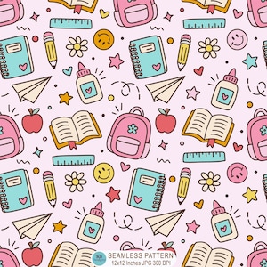 Può includere: Motivo senza cuciture con illustrazioni a tema scolastico su sfondo rosa chiaro. Il design include zaini rosa, libri aperti, quaderni, matite, righelli, mele, flaconi di colla, aeroplani di carta, stelle, fiori e faccine sorridenti. Il motivo è di 30.48 cm x 30.48 cm.