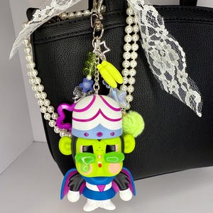 Authentische PopMart Cry Baby x Powerpuff Girls - Mojo Jojo - Handgemachter Taschenanhänger Cluster Schlüsselanhänger Schmuckstück Y2K Kawaii - 90's Villian Cartoon