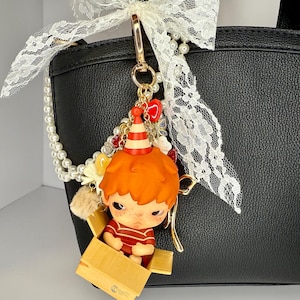 Authentische PopMart Hirono Figur - The Andere Serie - Nowhere Safe - Handgemachter Taschenanhänger Cluster Schlüsselanhänger Kawaii - Stimmungsvoller Süßer Schlüsselanhänger