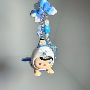 Authentische PopMart Pucky Figur - Flying Babies Serie - Flugzeug - Handgemachter Taschenanhänger Cluster Schlüsselanhänger Trinket Y2K Kawaii
