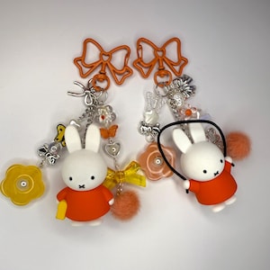 Oryginalna figurka Smoko Miffy - Miffy robiąca rzeczy - Miffy skacząca na skakance i trzymająca koszyk - ręcznie robiony brelok z zawieszką do torby Y2K Kawaii
