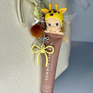 Sonny Angel x SummerFridays - Animal Hipper - Giraffe - Handgemachter Taschenanhänger / Lipgloss Cluster Schlüsselanhänger - Kawaii - Vanilla Beige