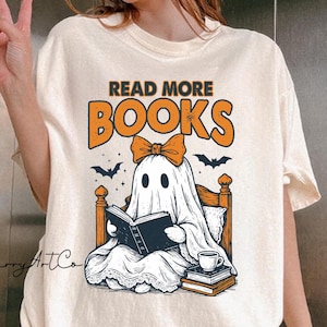 Lesen Sie mehr Bücher Geist Shirt, gemütlicher Halloween-Geist mit Schleife & Buch T-Shirt, gruseliges Herbstbuch Liebhaber T-Shirt, süßes Lese Sublimations T-Shirt