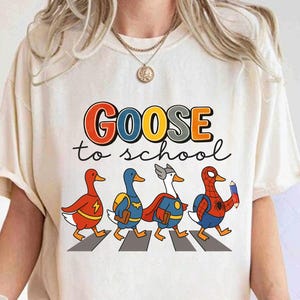 Camiseta Goose To School Comfort Colors, Camiseta engraçada de volta às aulas para professores, Camiseta Hello School, Camiseta para o primeiro dia de aula