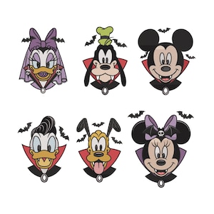 Può includere: Sei ritratti di personaggi dei cartoni animati a tema Halloween. Paperina, Pippo, Topolino, Paperino, Pluto e Minni sono raffigurati come vampiri, ognuno con un motivo a pipistrello. I personaggi sono in un design circolare con una combinazione di colori nero e rosso.