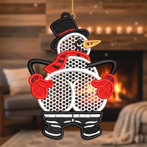 Può includere: Ornamento ricamato a forma di pupazzo di neve con cappello a cilindro nero, sciarpa rossa e guanti rossi. Il pupazzo di neve ha un naso a carota e indossa pantaloni neri. L'ornamento ha un corpo a rete ed è appeso a un filo d'oro.