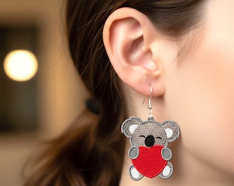 Pendientes de koala con corazón bordados FSL. Diseños de bordado. Descarga instantánea en 3 tamaños.