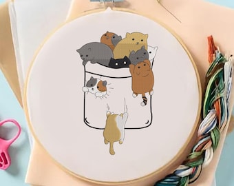 Disegno da ricamo a forma di gattino tascabile: file per ricamo a macchina con gatto giocoso (6 dimensioni, download immediato)