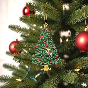 Könnte beinhalten: Grüner Weihnachtsbaumschmuck mit rosa Beerenakzenten und einem goldenen Stern und Sockel, der an einem geschmückten Weihnachtsbaum mit roten Kugeln und Lichtern hängt.