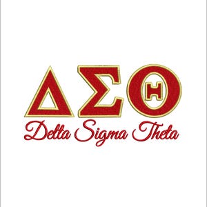 Op de afbeelding: Een witte keramische mok met een zwart handvat en de tekst "But First, Coffee" in een zwarte, vette letter. De mok staat op een wit oppervlak.